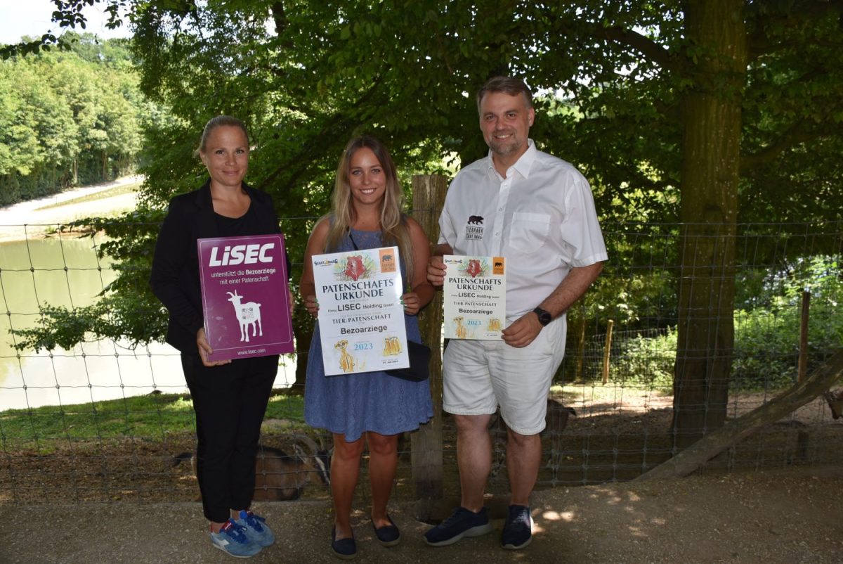 Marketingleiterin Claudia Guschlbauer mit der Patenschaftstafel, Katrin Eva Dieminger und Bürgermeister Lukas Michlmayr präsentierten die Patenschaftsurkunden.