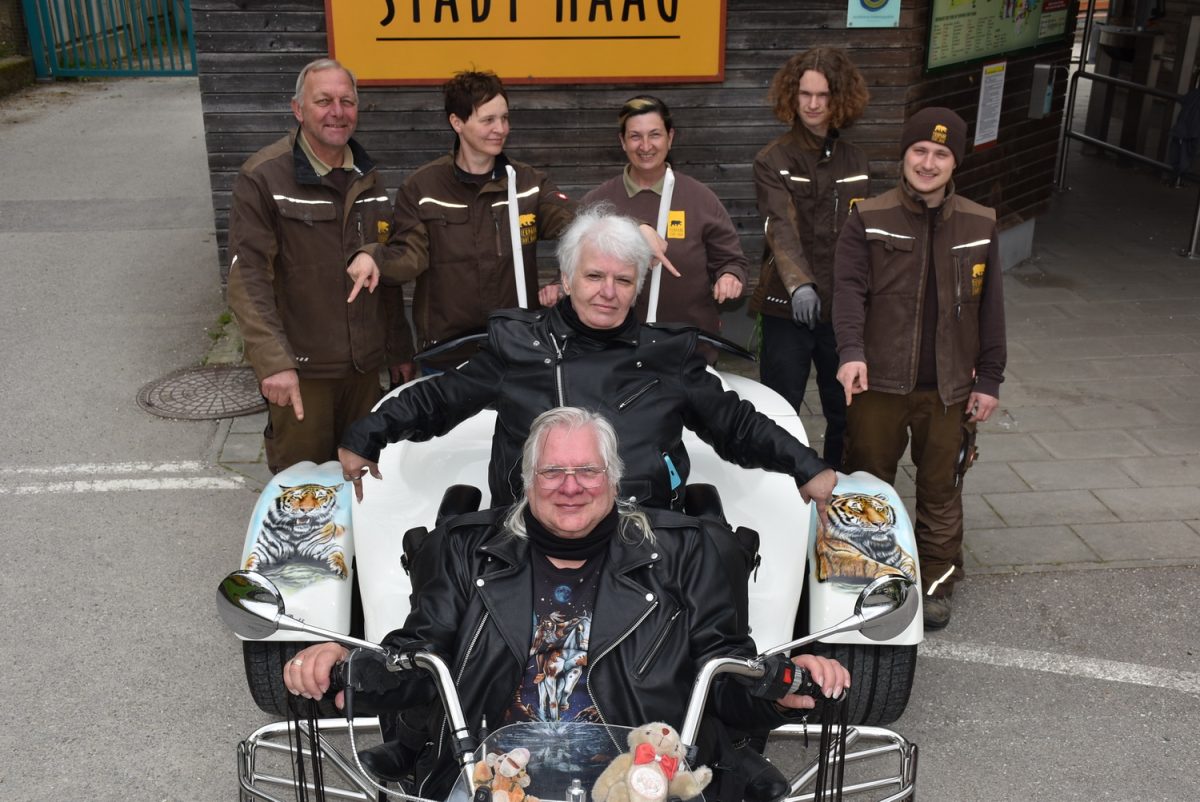 Herr und Frau Kolenc am Trike mit den Airbrushs von Boris und Maxim und dem Tierpark-Team.