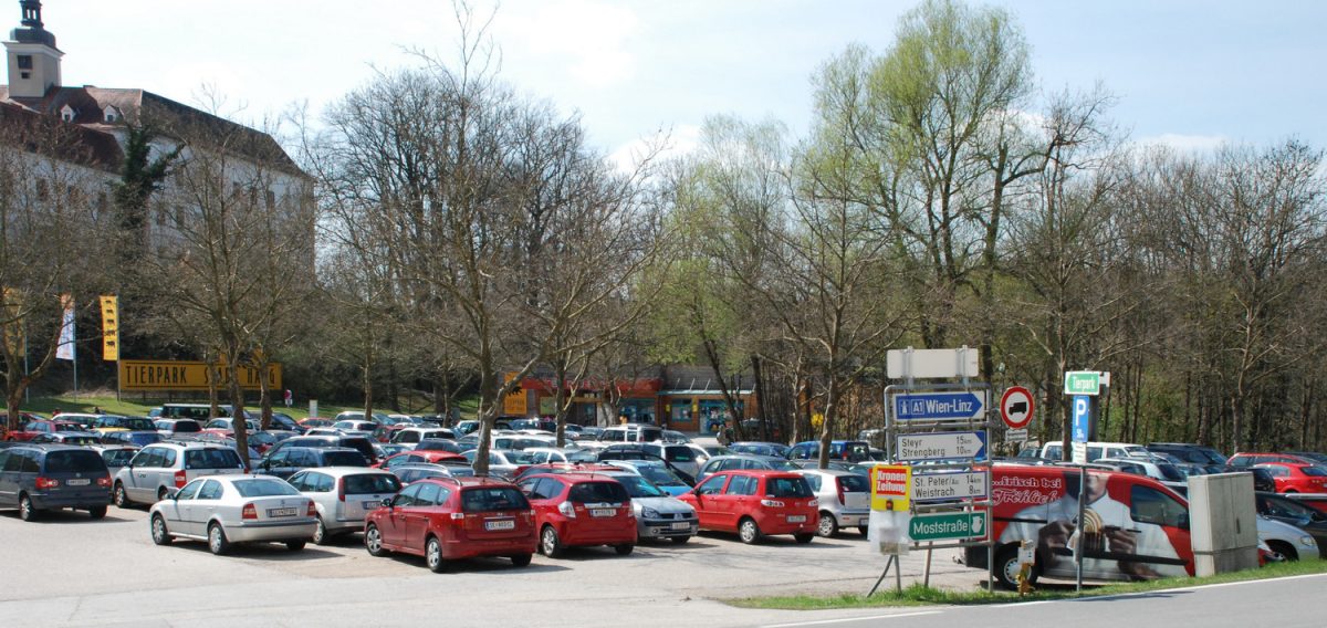 Tierpark Parkplatz mit Eingang und Schloss Salaberg © Tierpark Stadt Haag